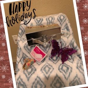🎀 NWT Holiday Makeup Case 🎀